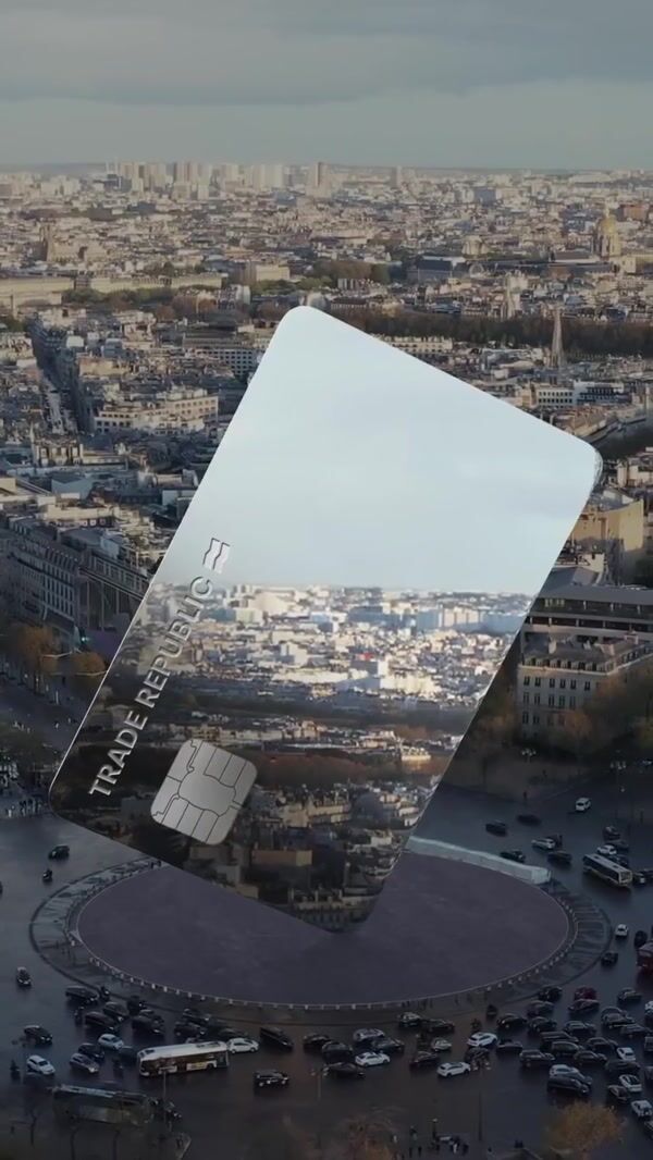 Trade Republic Giant "Mirror Card" in Paris