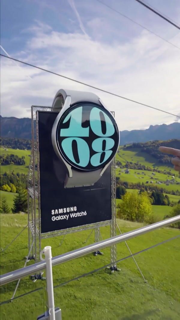 Samsung Galaxy Giant Watch Swiped by Cable Car Hands