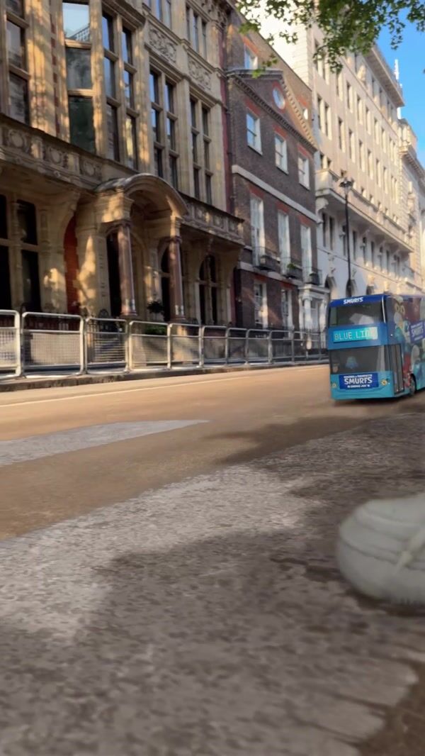Paramount Smurf Bus Heads to Big Ben