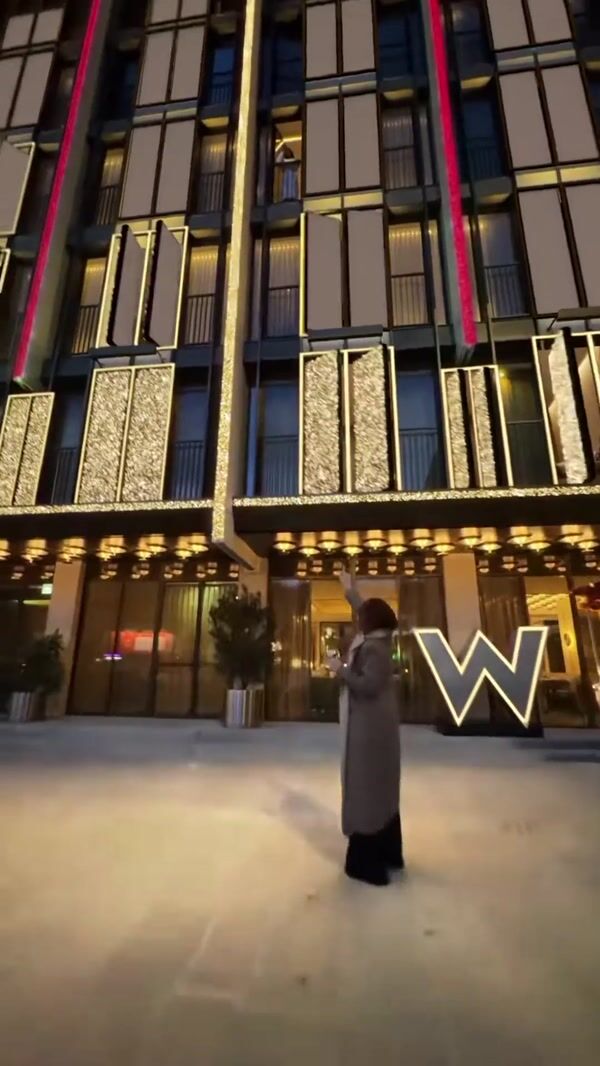 W Florence Windows Rotate to Reveal Lights