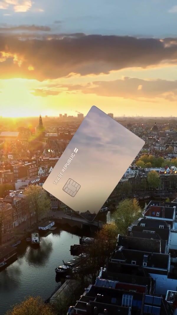 Trade Republic Giant "Mirror Card" in Amsterdam