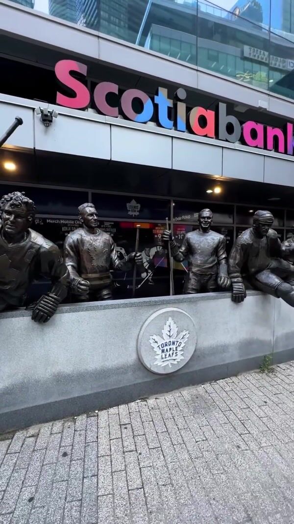 Toronto Maple Leafs Statues Come to Life