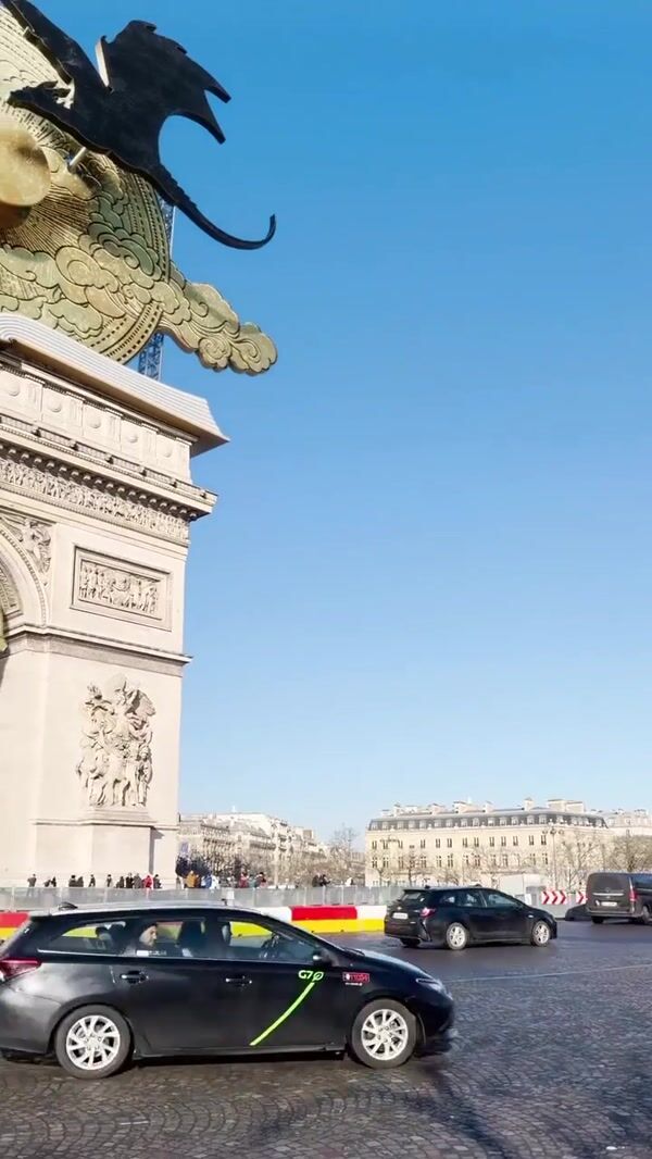 Hugo Publishing Fourth Wing Dragons on Arc de Triomphe