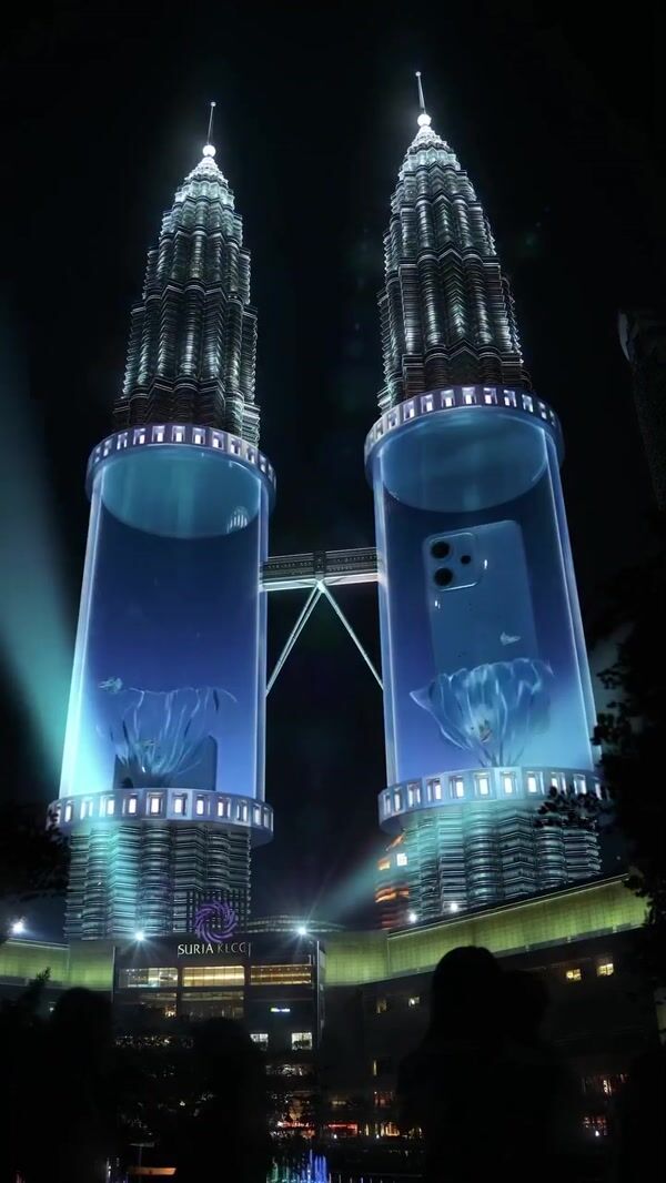KL Foodie Oppo Phone Emerges from Petronas Twin Towers