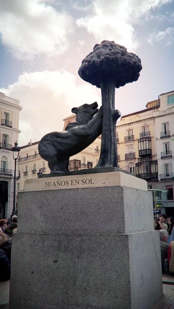 Goiko Bear Statue Grabs Food Bag