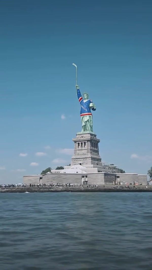 NY Rangers Lady Liberty Wears Hockey Jersey