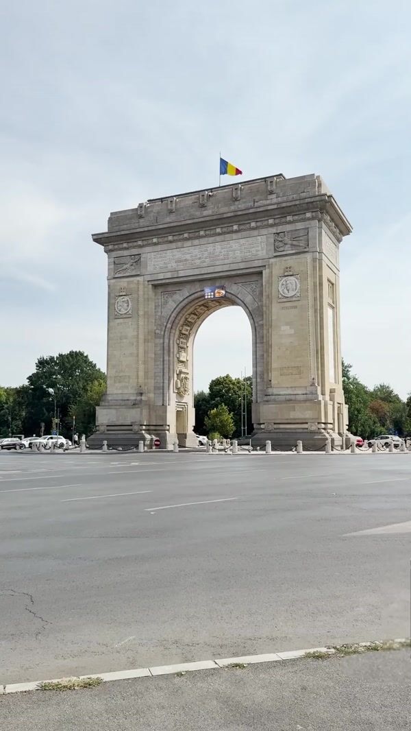 Samsung Arcul de Triumf Transforms into Giant Fridge