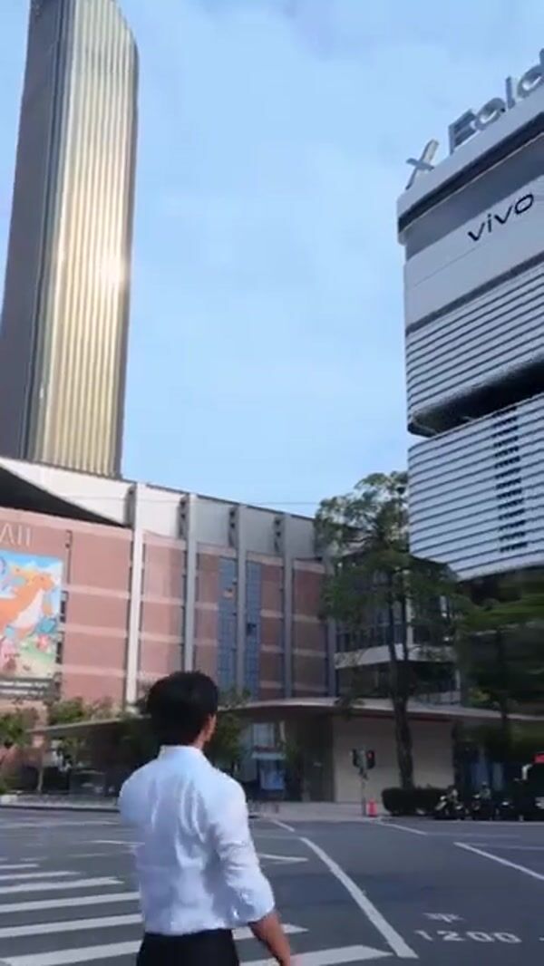 Vivo Giant Phone Unfolds From Building