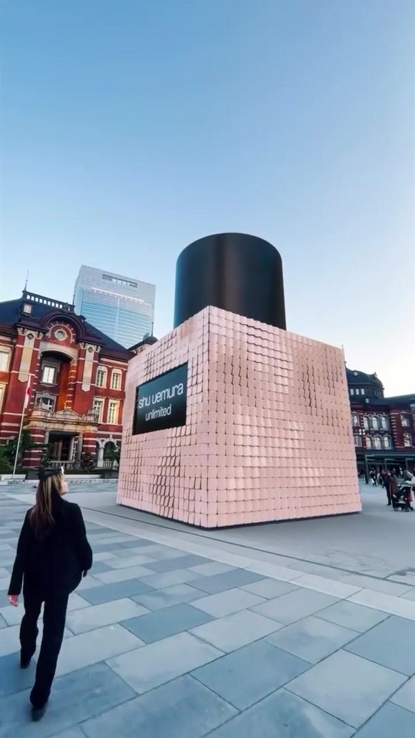 Shu Uemura Foundation Standing at Tokyo Station