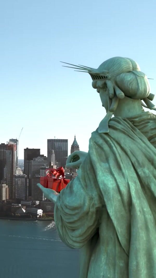 DKNY Statue of Liberty Unwraps Gift Box
