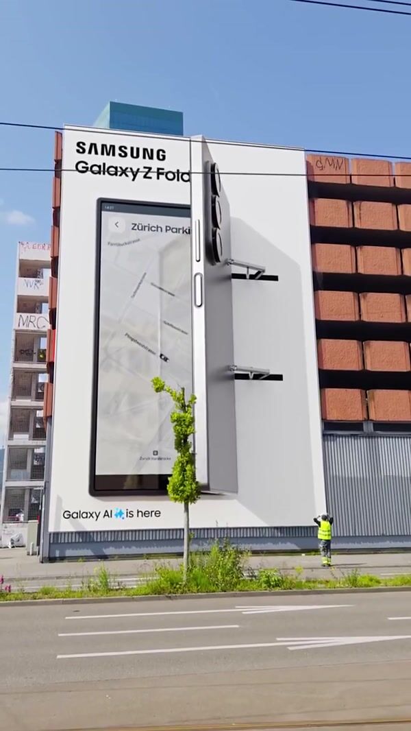 Samsung Giant Phone Unfolds from Building Facade