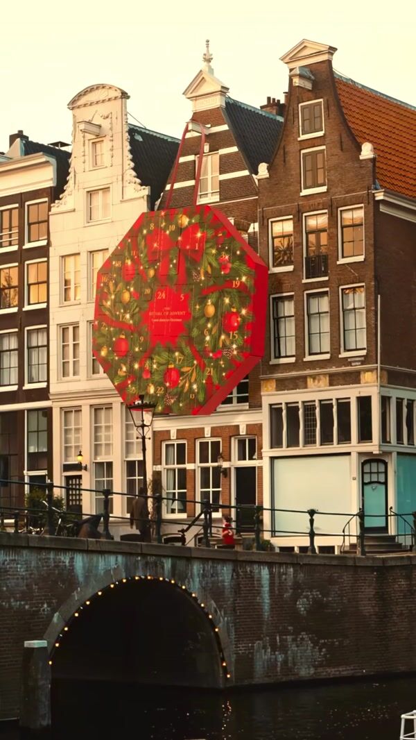 Rituals Cosmetics Giant Wreath Advent Calendar on Facade