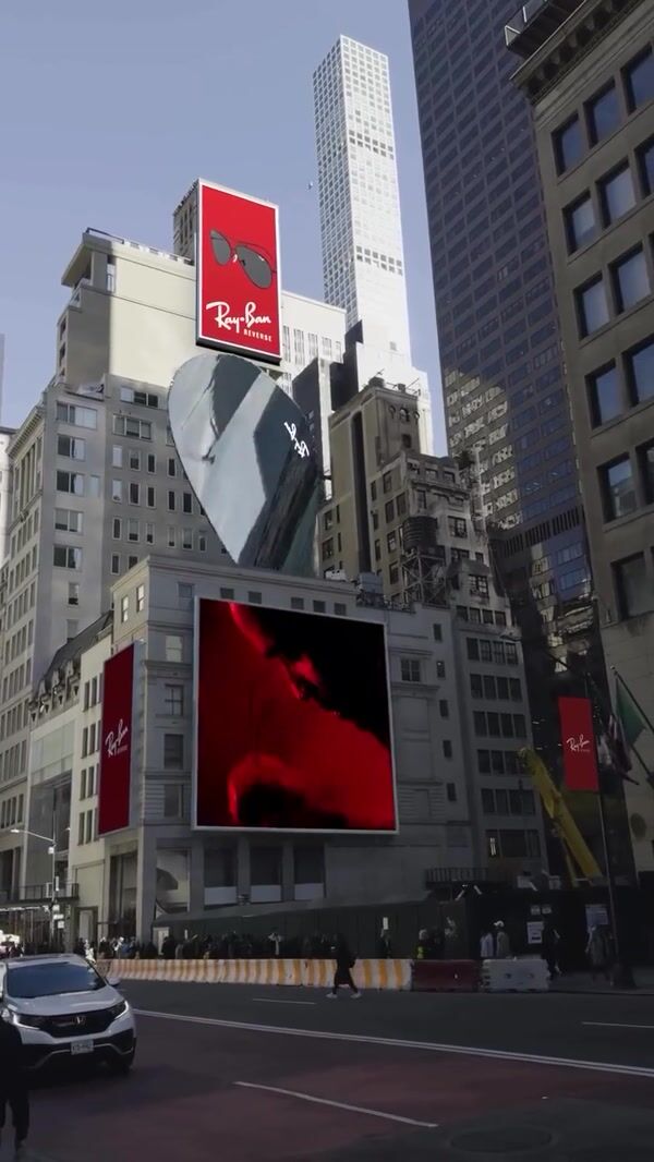 Ray-Ban Spinning Lens on Poles in New York