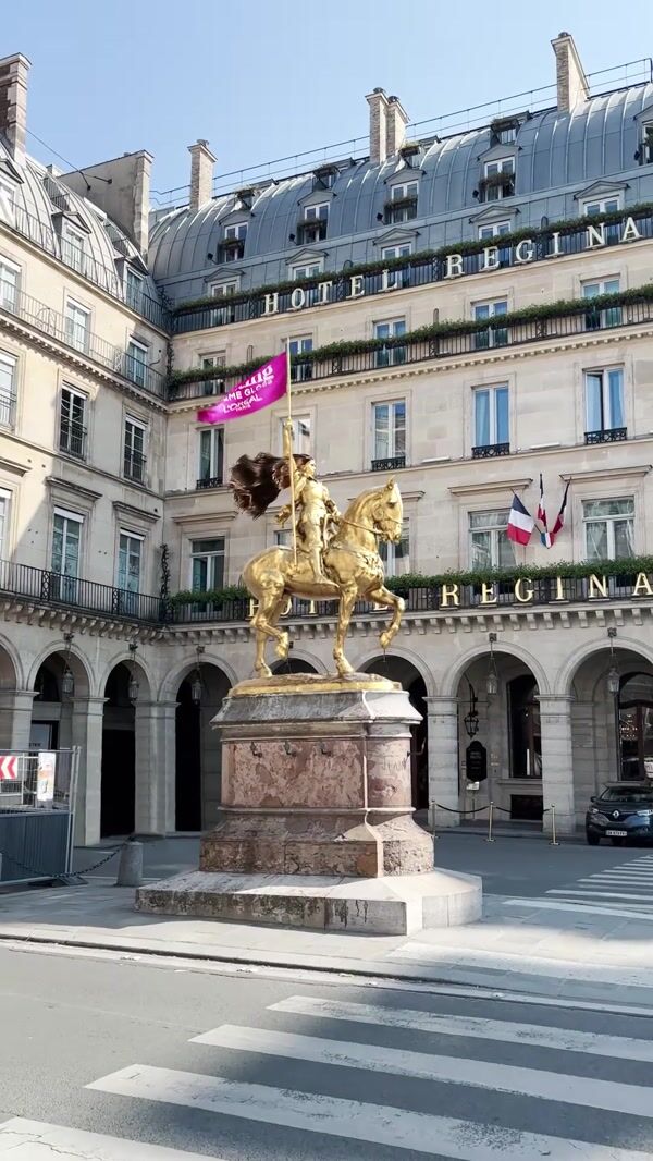L'Oréal Paris Statue's Hair Flows in the Air
