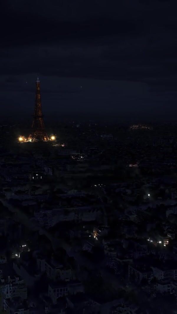 Anker Giant Powerbank Illuminates Paris