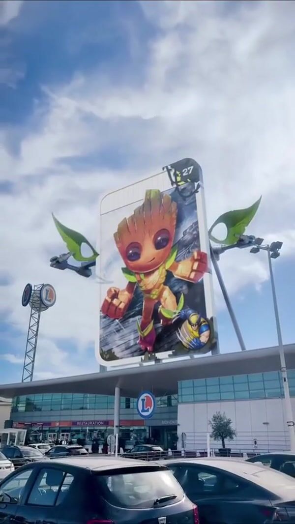 E.Leclerc Billboard with Robotic Arms