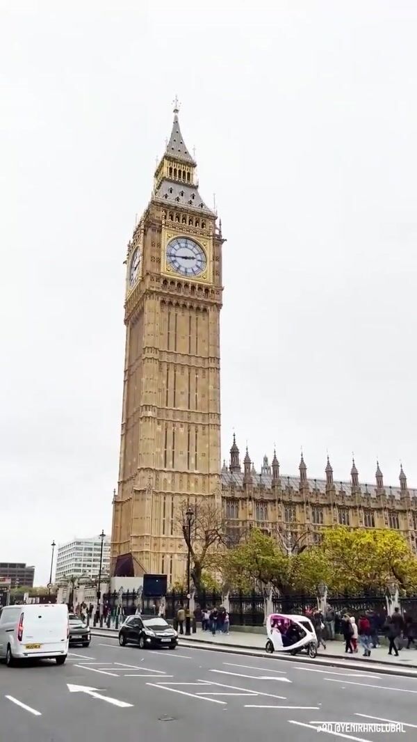 Yeni Raki Giant Robotic Arms Grip Glass Around Big Ben
