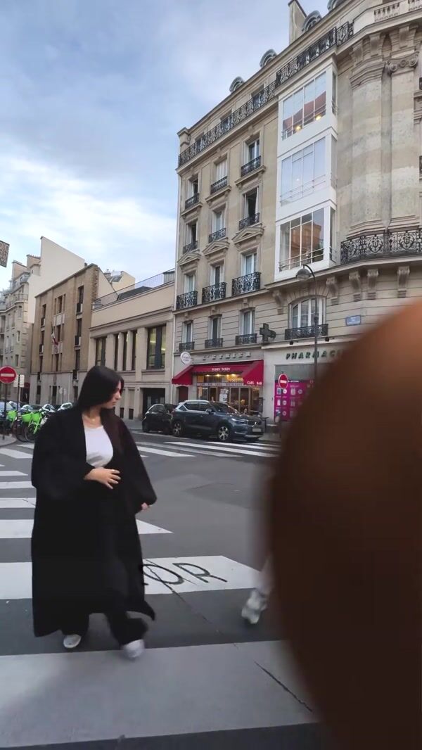 Jylor Golden Cream Poured on Street