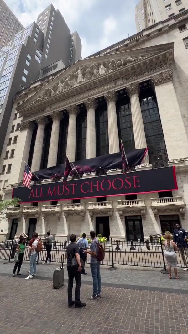 Game of Thrones Banner Rolls Up at NYSE Building