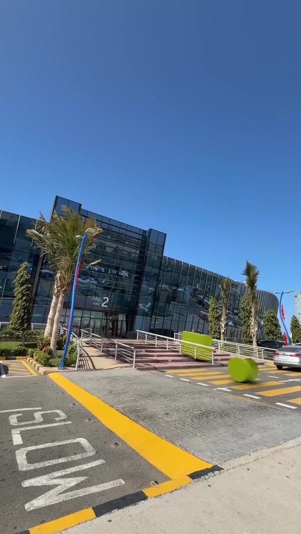 Gold Apple Giant Cosmetics Enter Mall