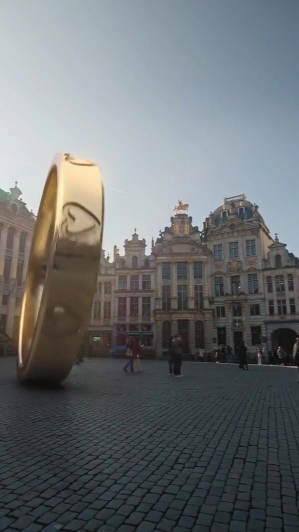 My Jewellery Giant Golden Ring Rolling in Brussels