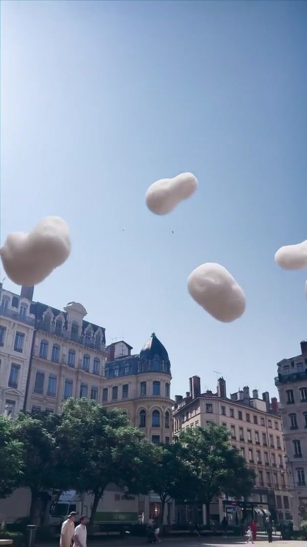 Cavaillès Bubbles Float from Shower Gel Fountain