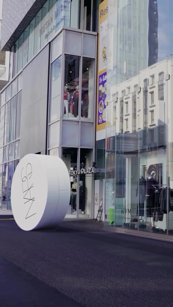 NARS Giant Compact Rolls Into Tokyu Plaza