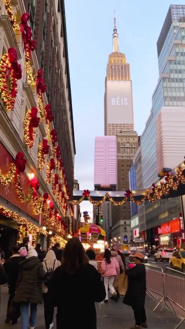 BÉIS Luggage Moves on Conveyor at Times Square
