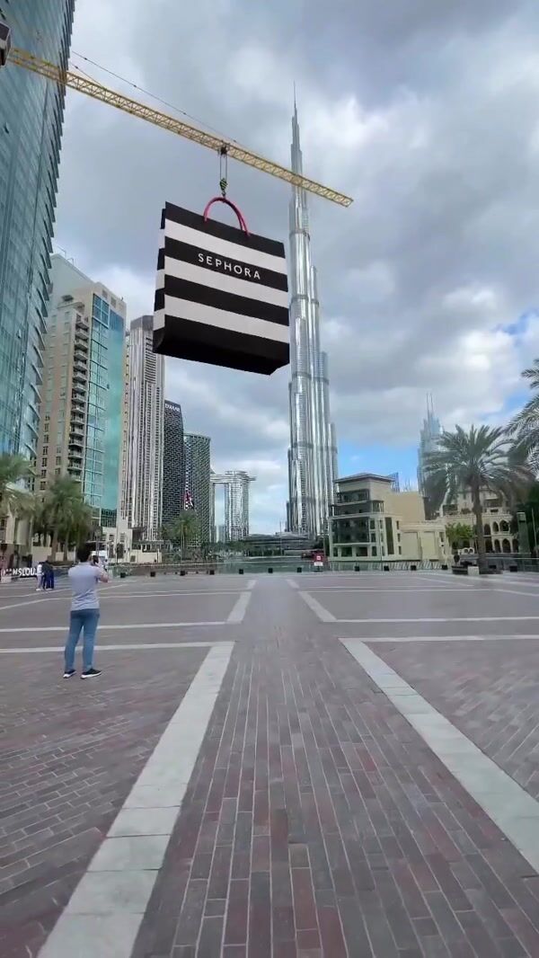 Sephora Crane Lowers Down Shopping Bag