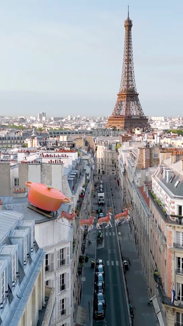 Le Creuset Giant Casserole on Sleigh in Paris