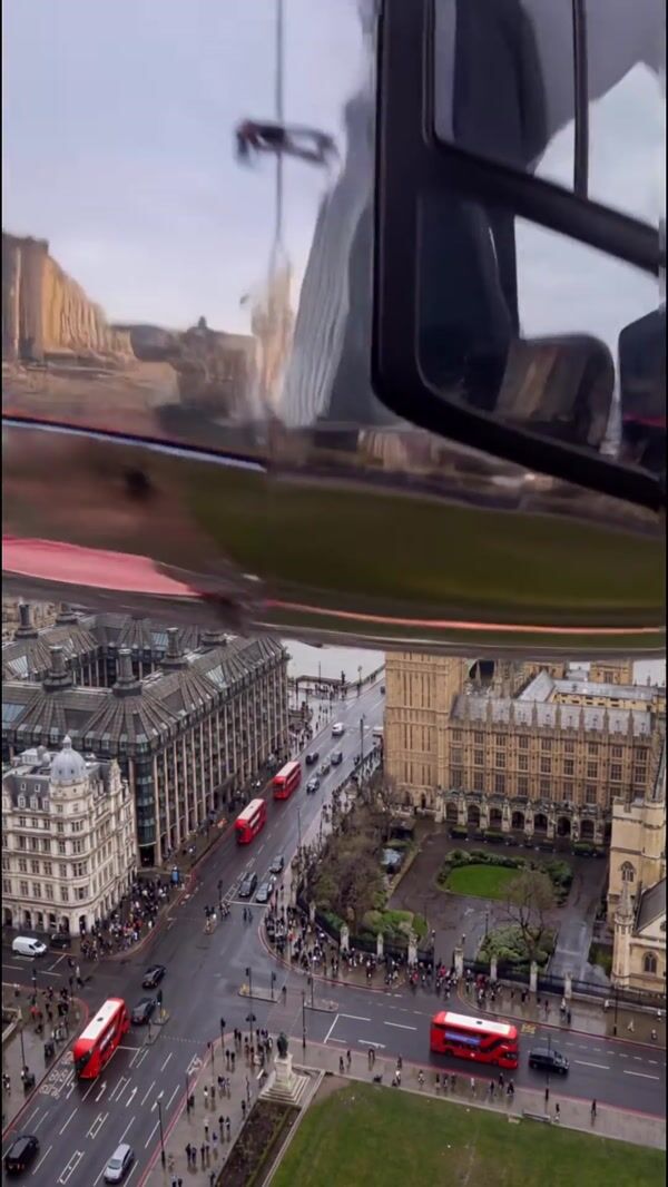 Edikted Helicopter Airlifts Store Over London