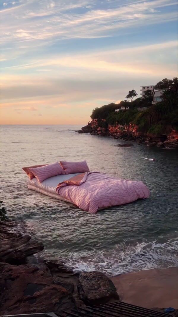Hommey Bed Floats on Water
