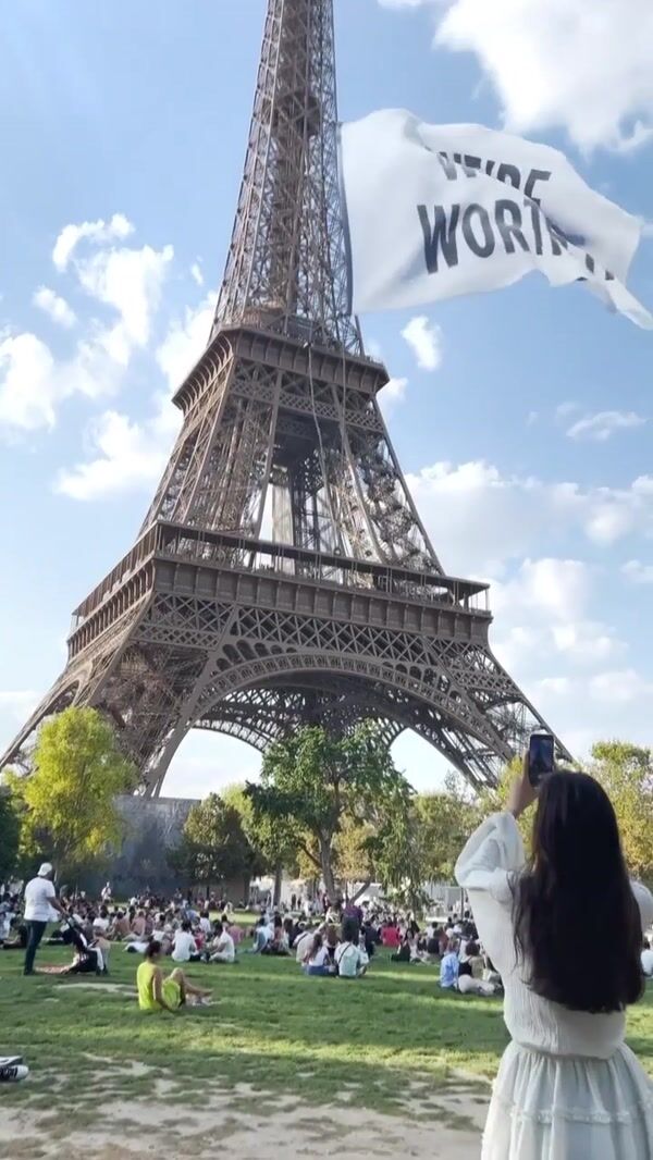L'Oréal Paris Eiffel Tower Flag Hoist