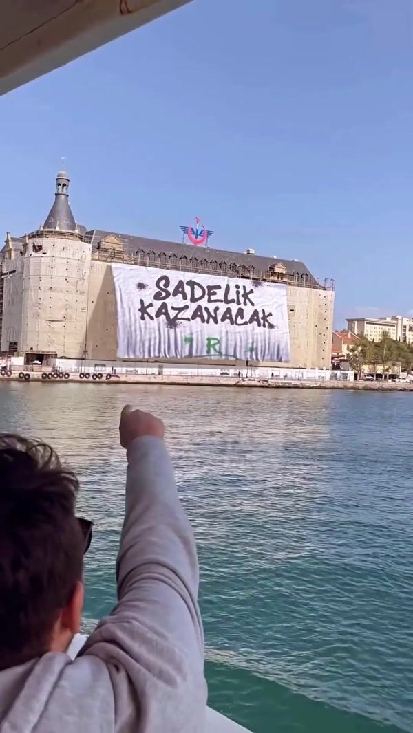 Reis Giant Banner Unveiled at Haydarpaşa Terminal