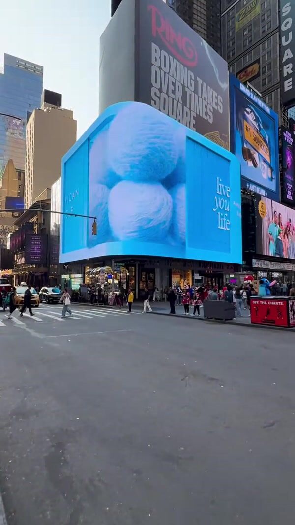 American Eagle Jeans Take Shape on Screen