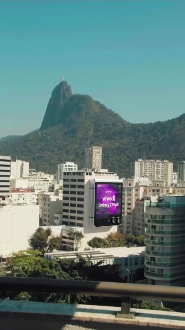 Vivo Flip Phone Opens on Building