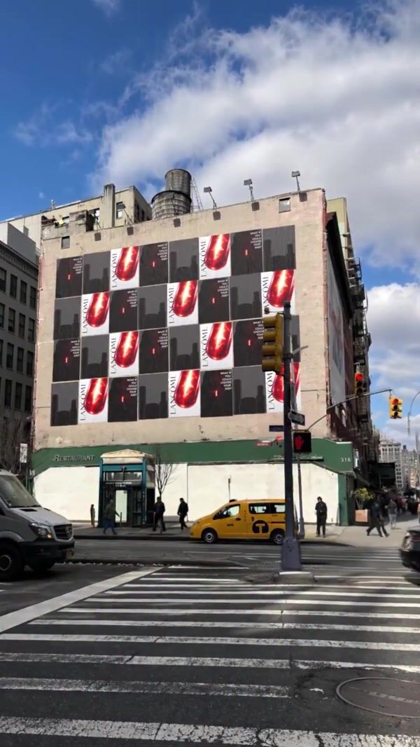 Lancôme Posters Light Up in Sequence