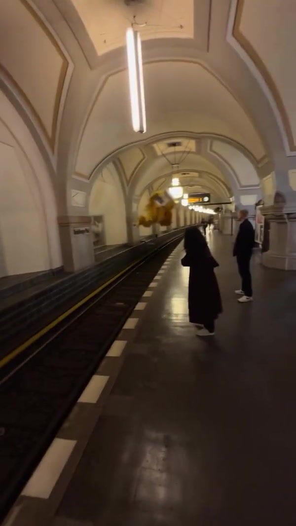 Drykorn Scarf Flies Above Train Tracks in Berlin