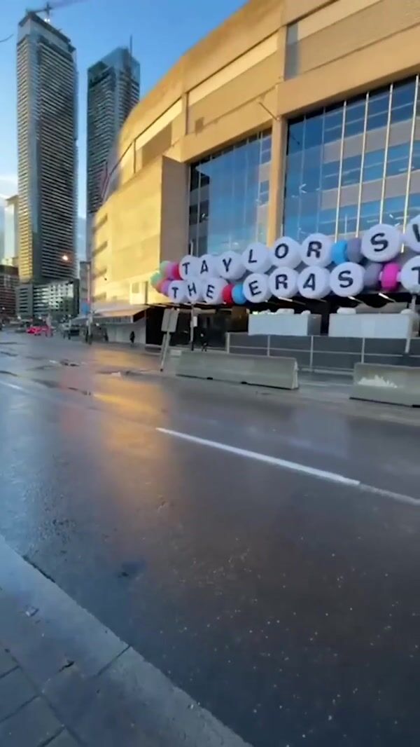 KiSS 925 Taylor Swift Bracelets Hang in Stadium