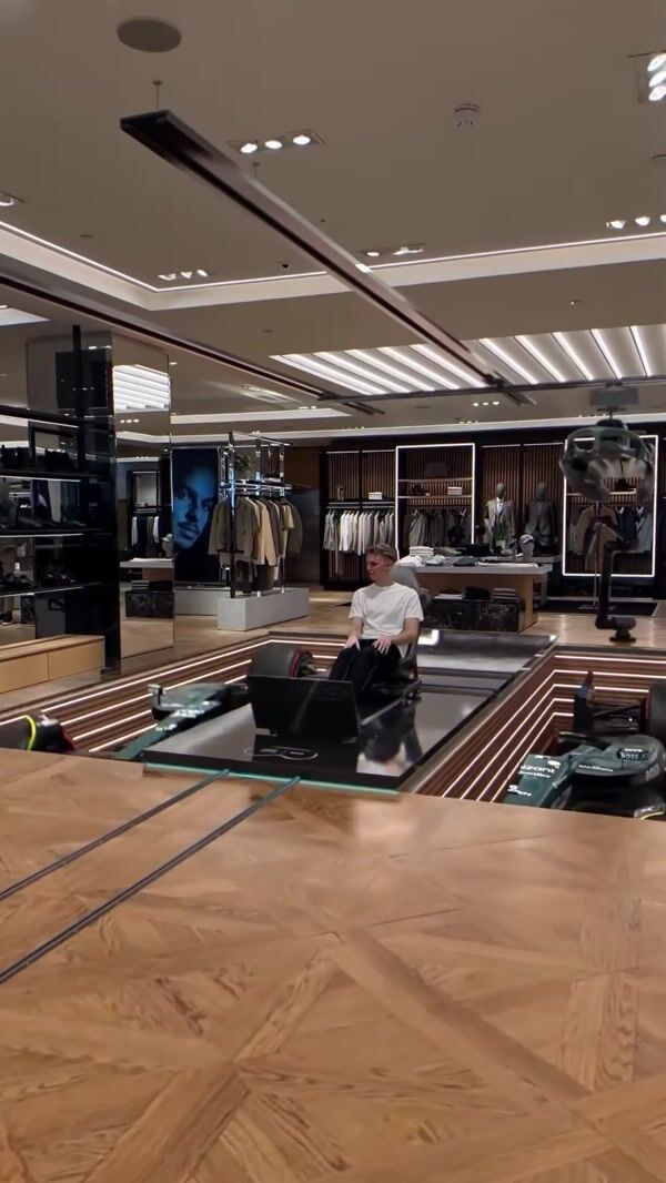 BOSS F1 Car Assembles in Store