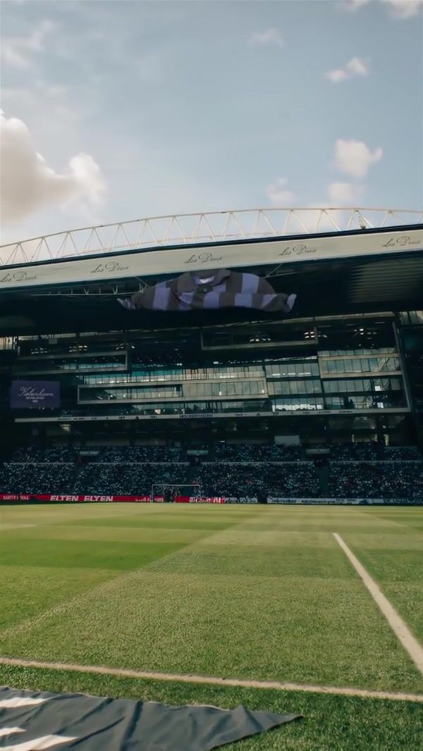 Le Deux Jersey Unfurls at Stadium