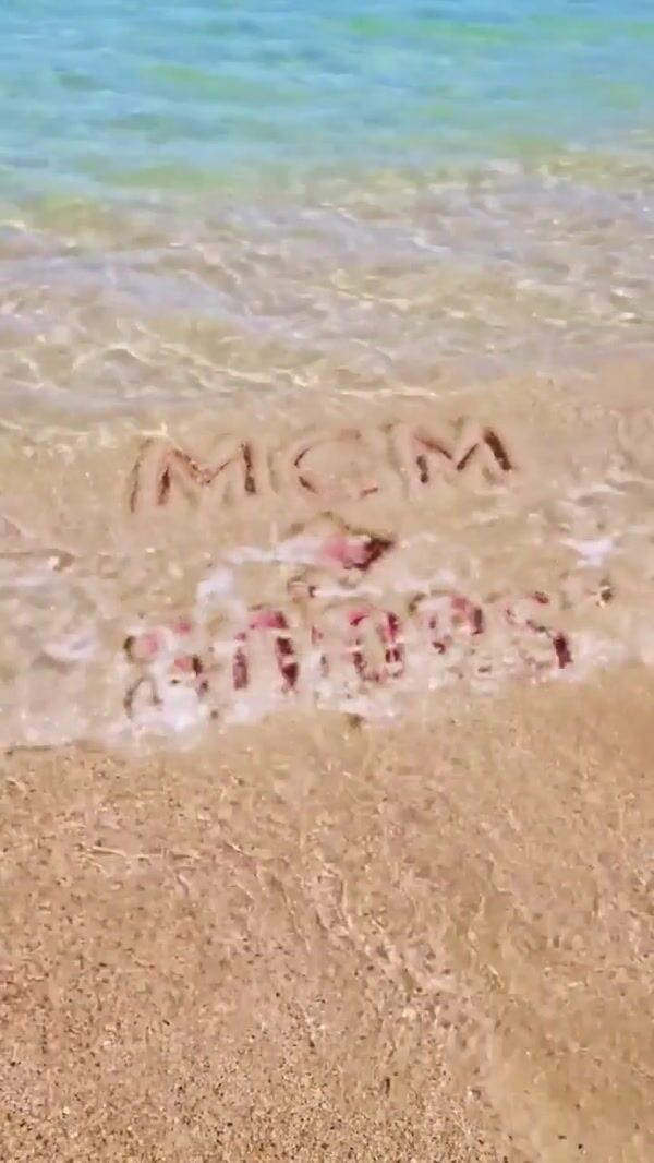 Snipes Waves Reveal Message on Shore