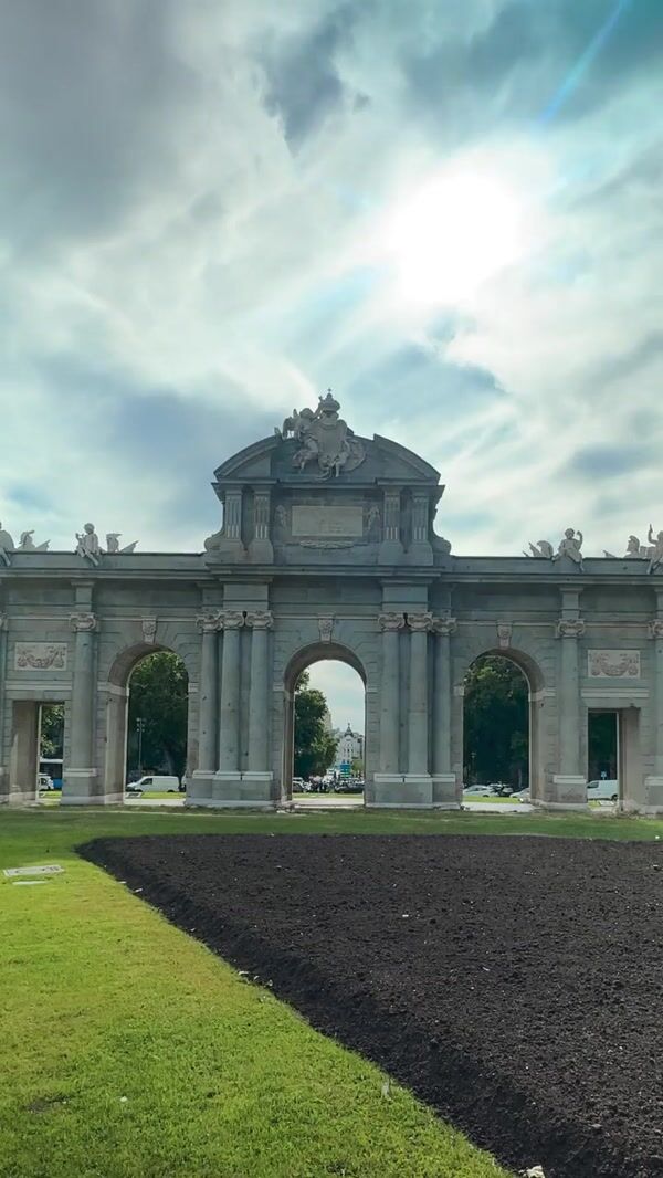 Pantene Helicopter Turns Puerta de Alcalá Gold