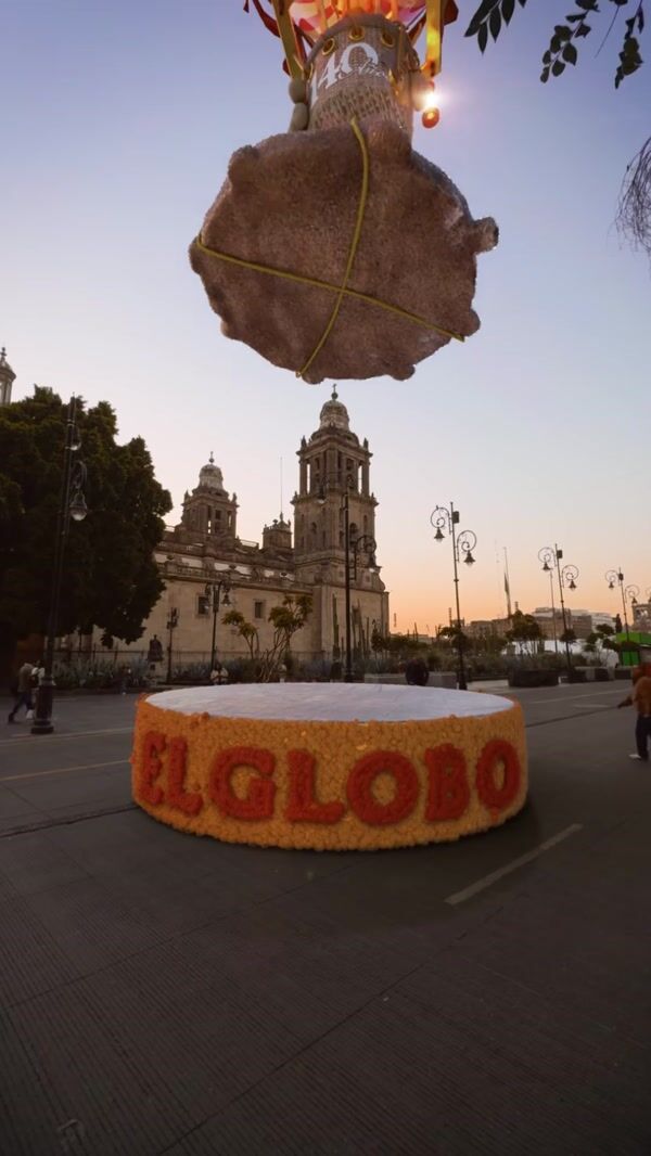 El Globo Pastry on Hot Air Balloon Lands on Street