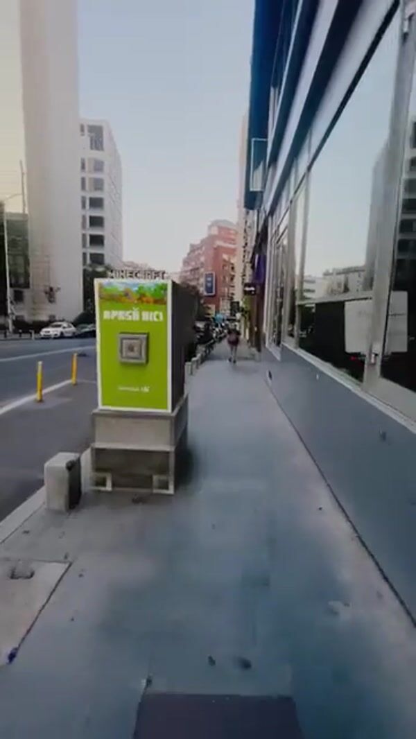 Carrefour Minecraft Block Emerge from Ad