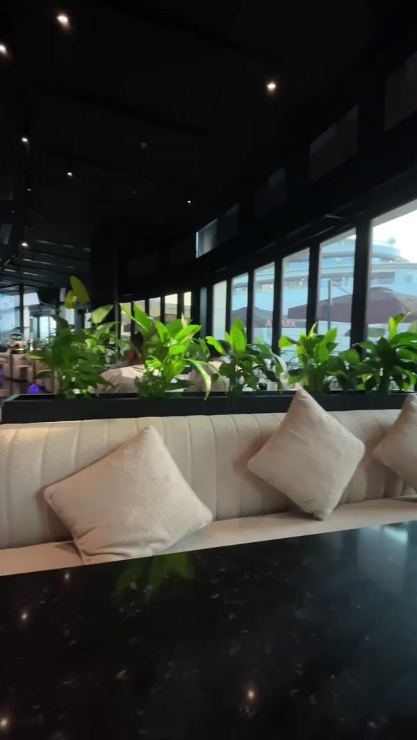 Amaya Dubai Flying Robot Serves Pizza