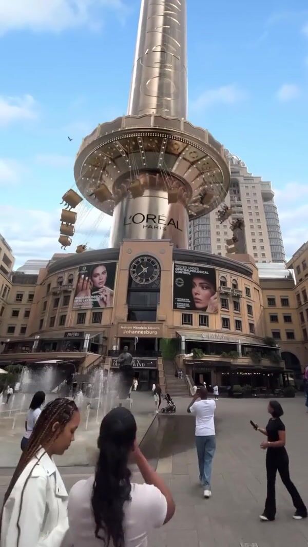 L'Oréal Paris Golden Flying Chair Tower