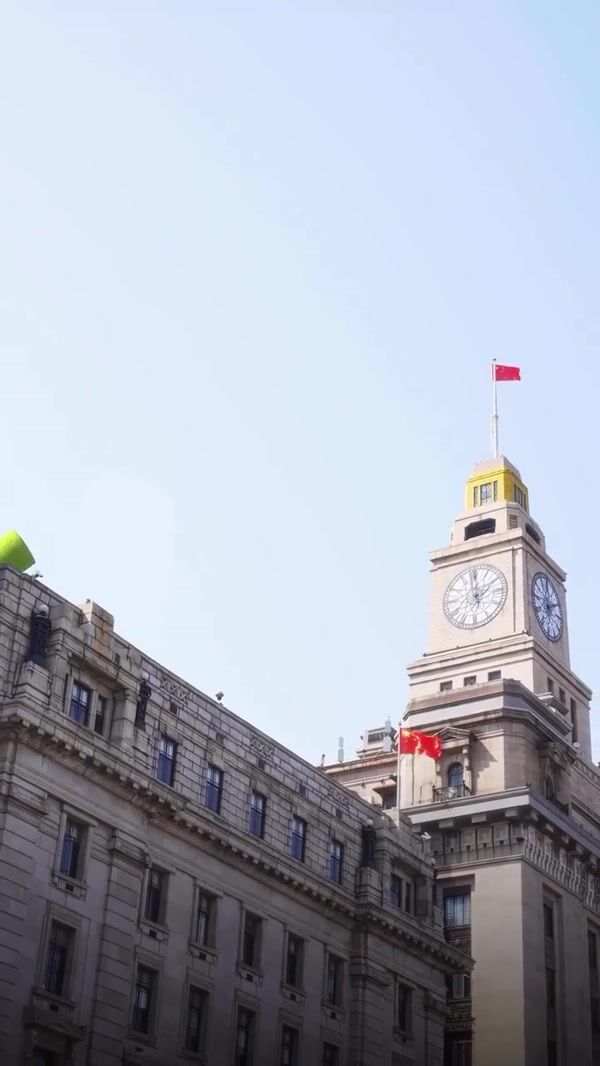 Renova Colorful Giant at the Bund