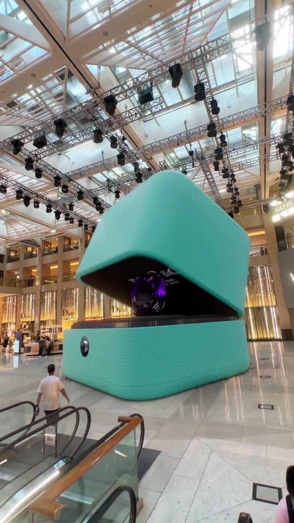 LANDMARK Diamond Bird Emerge from Jewelry Box