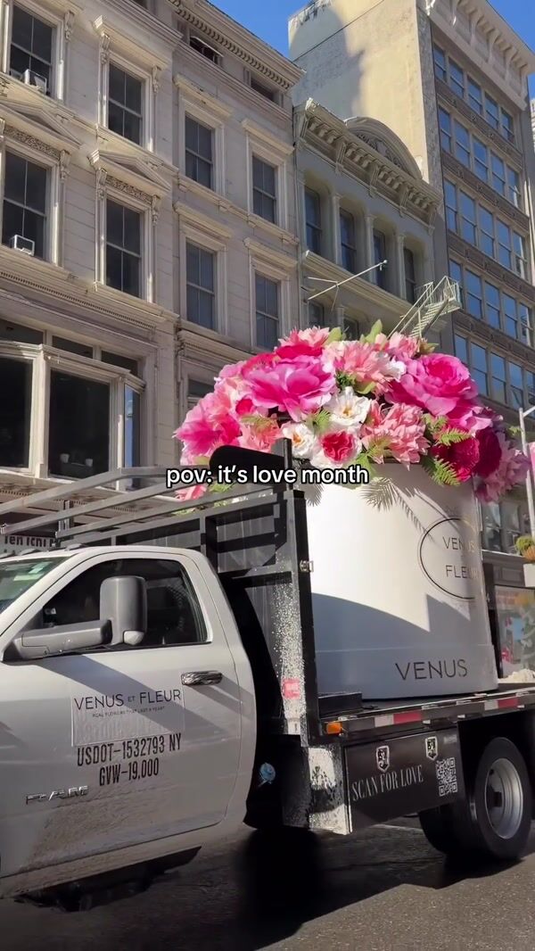 Venus et Fleur Truck Carries Giant Flowers in Miami